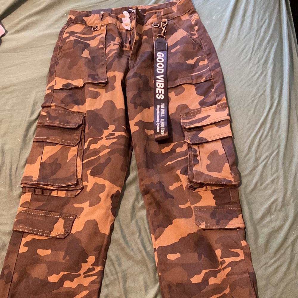 Fashion nova’s “good vibes cargo jogger - camouflage”